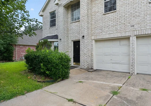 Photo 3 of Sale Pending at 836 Snapdragon Ln, Plano, TX 75075 | MLS# 21331332 | Listing updated on 2026-08-24
