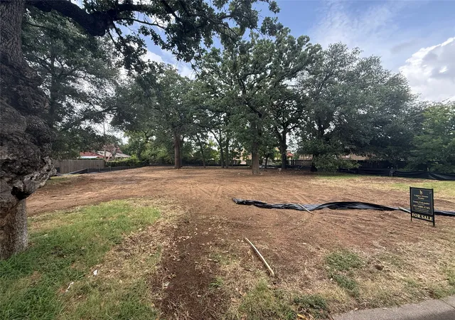 Photo 3 of Land for sale at 709 Lynda Ln, Arlington, TX 76013 | MLS# 21334022 | Listing updated on 2026-09-26