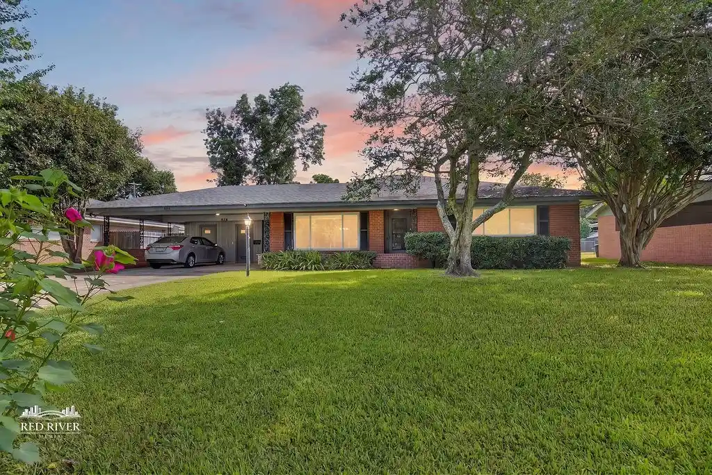 Single family home for sale at 876 River Rd, Shreveport, LA 71105 | MLS# 21333446