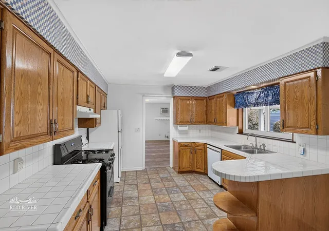 Photo 2 of Single family home for sale at 876 River Rd, Shreveport, LA 71105 | MLS# 21333446 | Listing updated on 2026-08-30