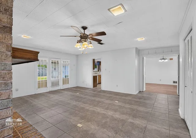 Photo 3 of Single family home for sale at 876 River Rd, Shreveport, LA 71105 | MLS# 21333446 | Listing updated on 2026-08-30
