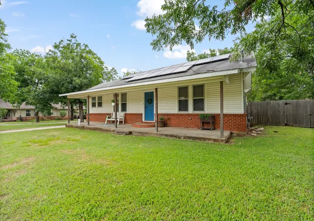 Photo 2 of Single family home for sale at 521 Woodard Ave, Cleburne, TX 76033 | MLS# 21334052 | Listing updated on 2026-08-23