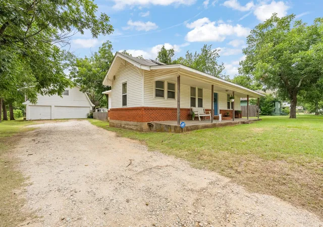 Photo 4 of Single family home for sale at 521 Woodard Ave, Cleburne, TX 76033 | MLS# 21334052 | Listing updated on 2026-08-23