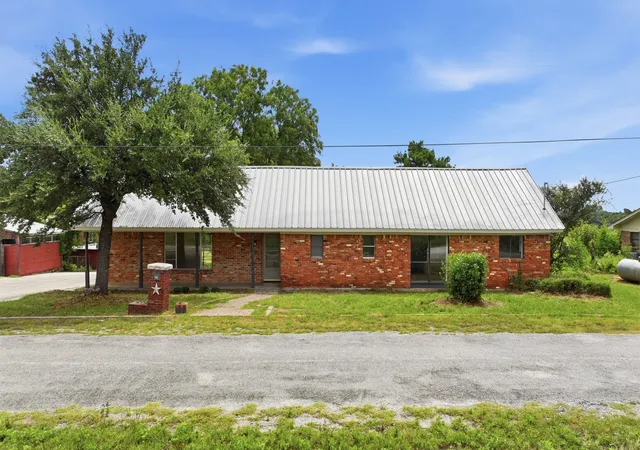 Single family home for sale at 1102 Chilton St, Weatherford, TX 76086 | MLS# 21327193