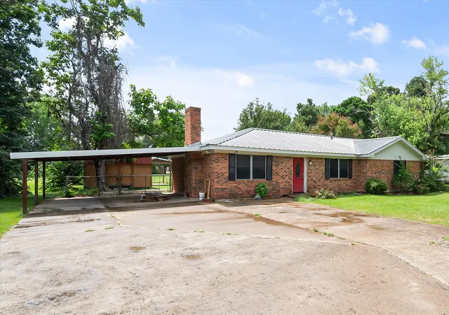 Photo 2 of Single family home for sale at 701 Kelly St, Fairfield, TX 75840 | MLS# 21331350 | Listing updated on 2026-07-17