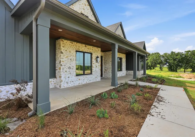 Photo 2 of Single family home for sale at 901 Herbert Holw, Weatherford, TX 76087 | MLS# 21334095 | Listing updated on 2026-08-28