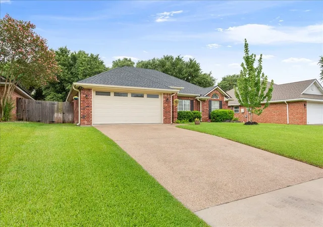 Photo 2 of Single family home for sale at 10308 Eagle Mountain Dr, Waco, TX 76712 | MLS# 21334044 | Listing updated on 2026-08-28