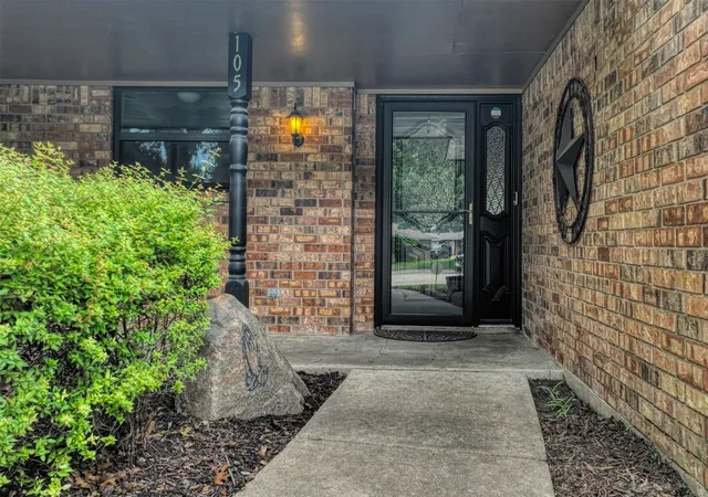 Photo 2 of Single family home for sale at 105 Santa Fe Cir, Waxahachie, TX 75165 | MLS# 21332041 | Listing updated on 2026-10-08