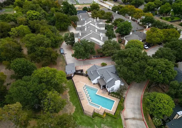 Photo 3 of House for sale at 501 Arbor Creek Dr, Euless, TX 76039 | MLS# 21334170 | Listing updated on 2026-07-17