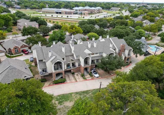 Photo 4 of House for sale at 501 Arbor Creek Dr, Euless, TX 76039 | MLS# 21334170 | Listing updated on 2026-07-17