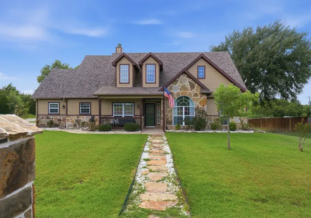 Photo 3 of Single family home for sale at 11 Lopez Dr, Sherman, TX 75090 | MLS# 21329700 | Listing updated on 2026-10-01