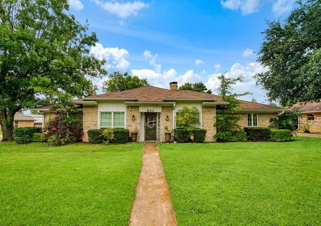 Homes for sale in Paris, TX | 820 Ne 32nd, Paris, TX 75460 | MLS# 21332259