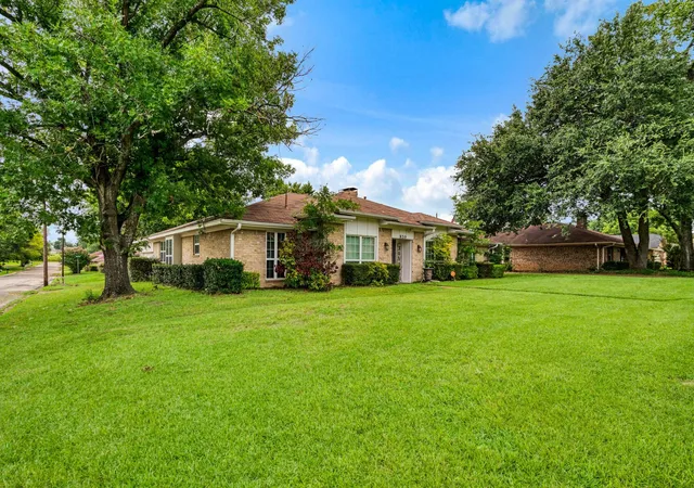 Homes for sale in Paris, TX | 820 Ne 32nd, Paris, TX 75460 | MLS# 21332259