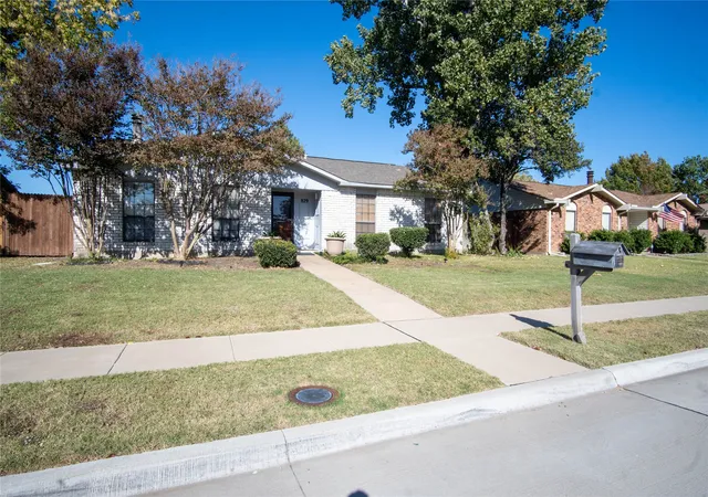 Photo 3 of Single family home for sale at 829 Cambridge Dr, Plano, TX 75023 | MLS# 21334182 | Listing updated on 2026-07-19