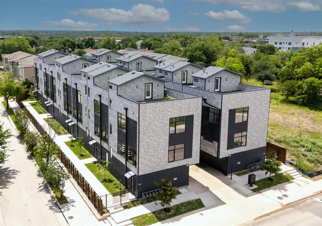 Photo 3 of Condo for sale at 430 E 8th, Dallas, TX 75203 | MLS# 21334224 | Listing updated on 2026-07-18