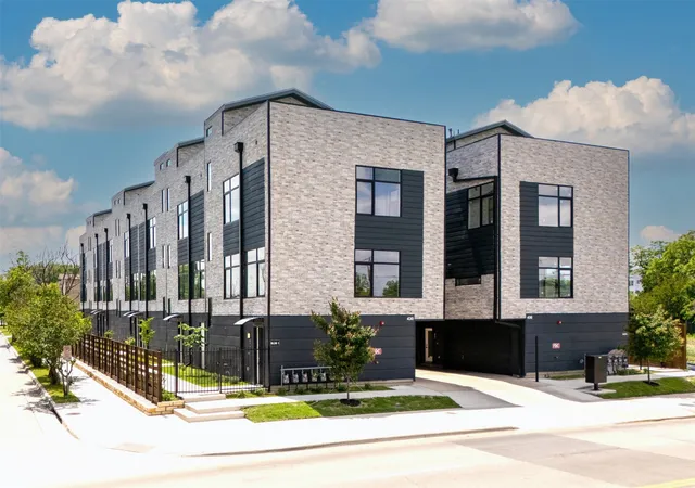 Photo 3 of Condo for sale at 430 E 8Th, Dallas, TX 75203 | MLS# 21334224 | Listing updated on 2026-07-18