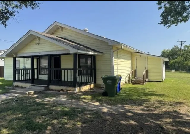 Photo 1 of Single family home for sale at 323 E Lloyd St, Krum, TX 76249 | MLS# 21334324 | Listing updated on 2026-08-20
