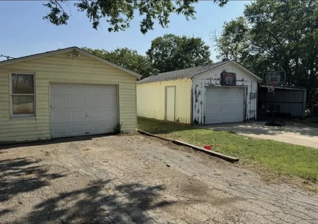 Photo 2 of Single family home for sale at 323 E Lloyd St, Krum, TX 76249 | MLS# 21334324 | Listing updated on 2026-08-20