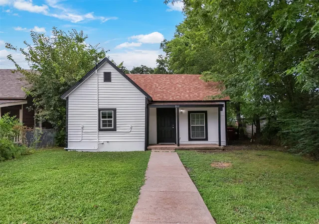 Photo 2 of Single family home for sale at 911 N Branch St, Sherman, TX 75090 | MLS# 21334155 | Listing updated on 2026-10-05