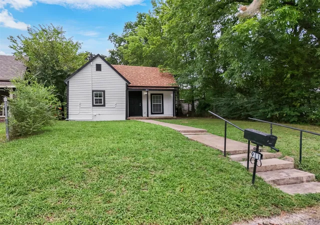 Photo 3 of Single family home for sale at 911 N Branch St, Sherman, TX 75090 | MLS# 21334155 | Listing updated on 2026-10-05