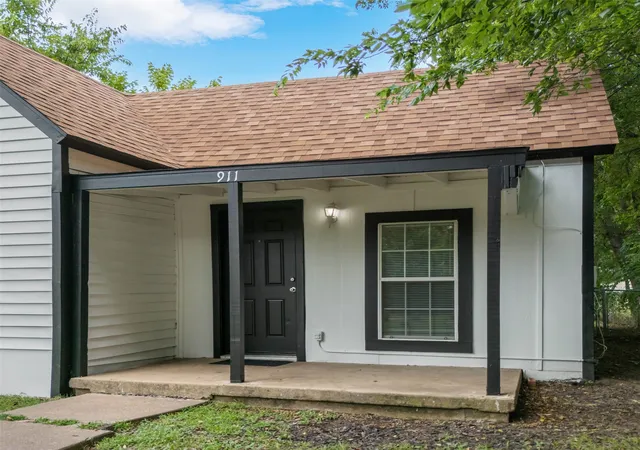 Photo 4 of Single family home for sale at 911 N Branch St, Sherman, TX 75090 | MLS# 21334155 | Listing updated on 2026-10-05
