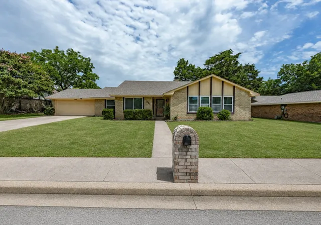Photo 3 of Single family home for sale at 1327 Big Stone Gap Rd, Duncanville, TX 75137 | MLS# 21334299 | Listing updated on 2026-08-29