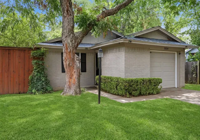 Photo 1 of Single family home for sale at 3004 Montclair Pl, Denton, TX 76209 | MLS# 21328827 | Listing updated on 2026-08-31