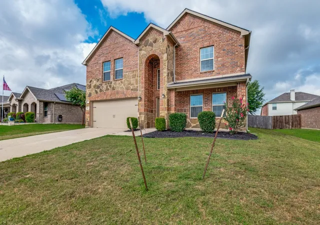 Photo 2 of Single family home for sale at 120 Rain Cloud Dr, Waxahachie, TX 75165 | MLS# 21334143 | Listing updated on 2026-08-29