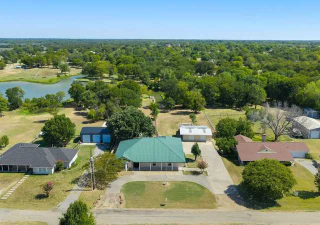 Photo 3 of Single family home for sale at 330 Mohawk Trl, Point, TX 75472 | MLS# 21332337 | Listing updated on 2026-10-04