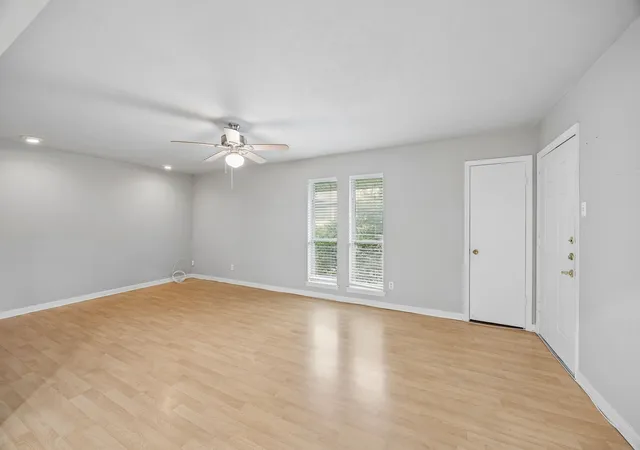 Listing Photo 4 - Condo for sale in building located at 5082 Matilda St, Dallas, TX 75206 - Unit #221