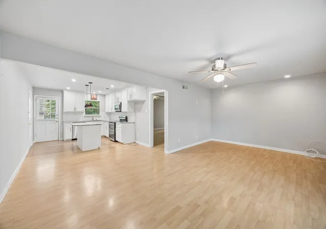 Listing Photo 5 - Condo for sale in building located at 5082 Matilda St, Dallas, TX 75206 - Unit #221