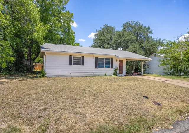 Photo 1 of Single family home for sale at 765 W Park St, Stephenville, TX 76401 | MLS# 21334607 | Listing updated on 2026-07-18