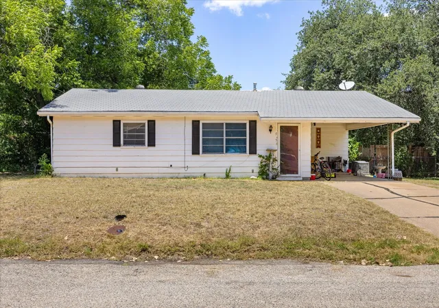Photo 2 of Single family home for sale at 765 W Park St, Stephenville, TX 76401 | MLS# 21334607 | Listing updated on 2026-07-18