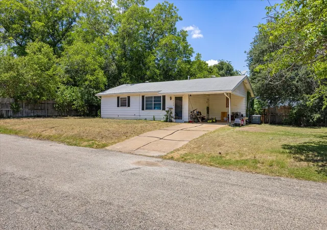 Photo 3 of Single family home for sale at 765 W Park St, Stephenville, TX 76401 | MLS# 21334607 | Listing updated on 2026-07-18