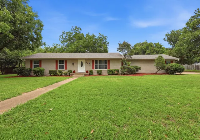Photo 2 of Single family home for sale at 908 W Westhill Dr, Cleburne, TX 76033 | MLS# 21334386 | Listing updated on 2026-08-30
