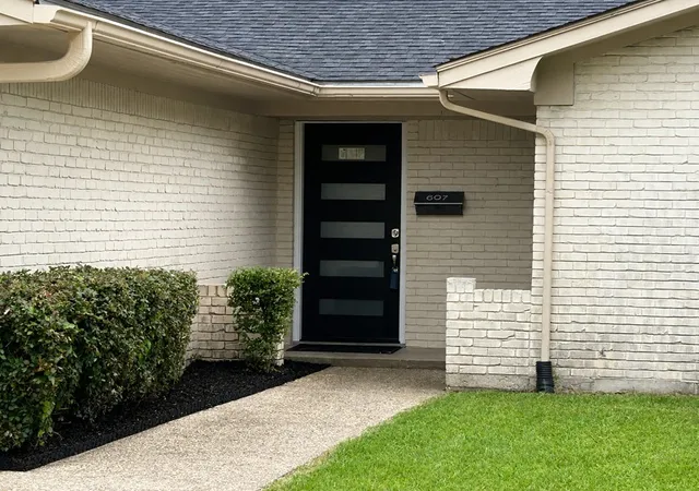 Photo 2 of Single family home for sale at 607 Standford, Corsicana, TX 75110 | MLS# 21334649 | Listing updated on 2026-07-27