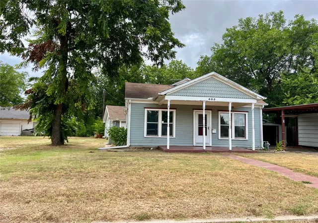 Photo 2 of Single family home for sale at 405 E South, Henrietta, TX 76365 | MLS# 21334660 | Listing updated on 2026-07-18