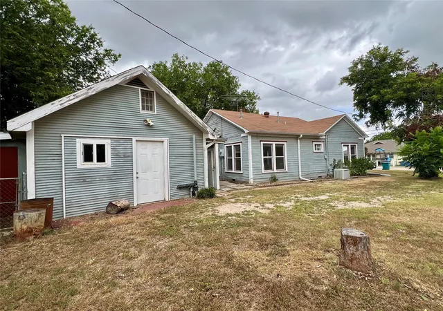 Photo 3 of Single family home for sale at 405 E South, Henrietta, TX 76365 | MLS# 21334660 | Listing updated on 2026-07-18