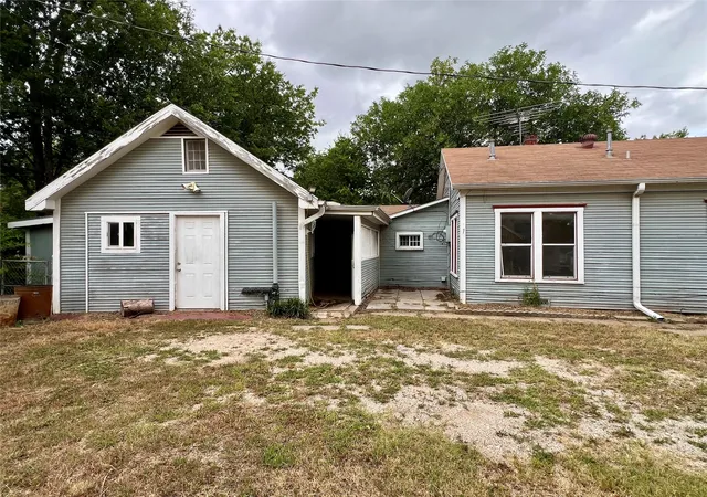 Photo 3 of Single family home for sale at 405 E South, Henrietta, TX 76365 | MLS# 21334660 | Listing updated on 2026-07-18
