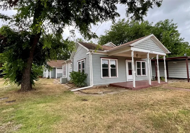 Photo 4 of Single family home for sale at 405 E South, Henrietta, TX 76365 | MLS# 21334660 | Listing updated on 2026-07-18