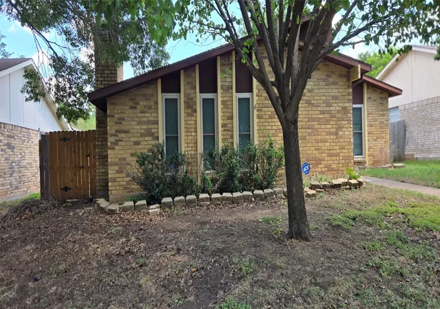 Single family home for sale at 7322 Long Canyon Trl, Dallas, TX 75249 | MLS# 21334691