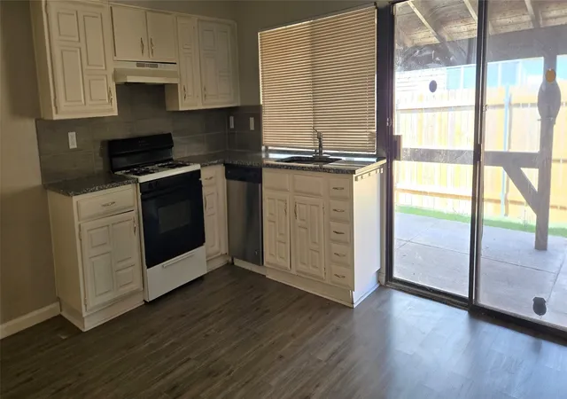 Photo 3 of Single family home for sale at 7322 Long Canyon Trl, Dallas, TX 75249 | MLS# 21334691 | Listing updated on 2026-10-06