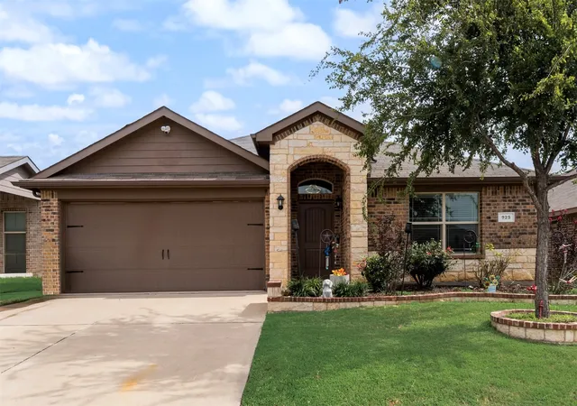 Photo 2 of Sale Pending at 925 Walls Blvd, Crowley, TX 76036 | MLS# 21334173 | Listing updated on 2026-08-31
