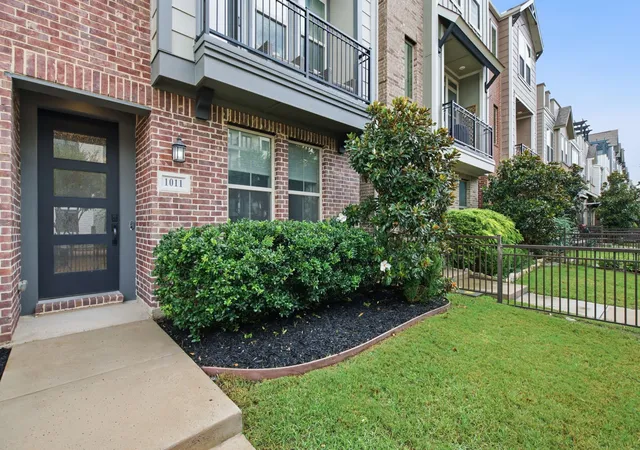 1st image of 1011 Tea Olive Ln, Dallas, TX 75212 | MLS# 21333961