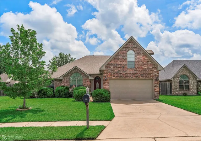 Single family home for sale at 106 Lola Cir, Benton, LA 71006 | MLS# 21334728