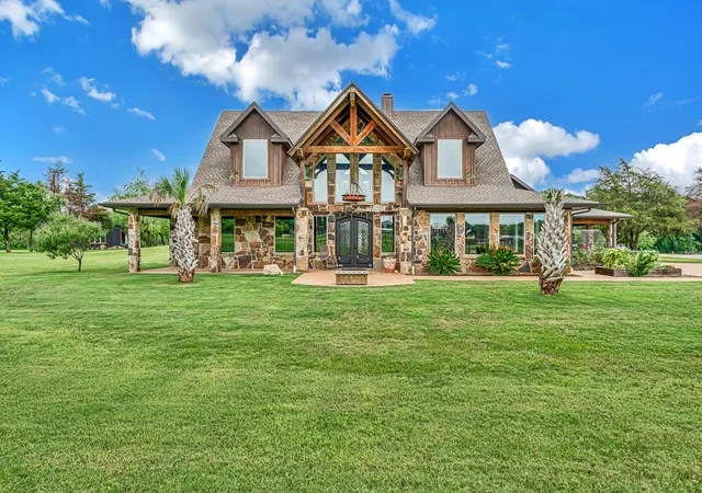 Photo 1 of Single family home for sale at 5004 Gholson Rd, Waco, TX 76705 | MLS# 21329772 | Listing updated on 2026-07-18