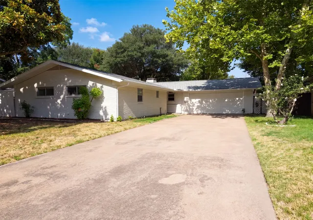 1st image of 725 Ridgecrest Dr, Irving, TX 75060 | MLS# 21334790