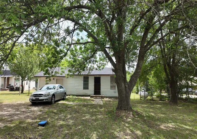 Photo 2 of Single family home for sale at 327 S Overlook Dr, Red Oak, TX 75154 | MLS# 21334829 | Listing updated on 2026-08-26