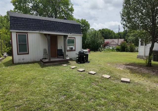 Photo 3 of Single family home for sale at 327 S Overlook Dr, Red Oak, TX 75154 | MLS# 21334829 | Listing updated on 2026-08-26