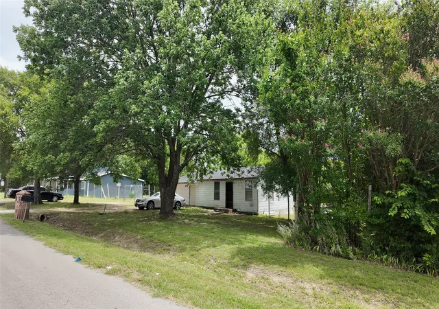 Photo 3 of Sale Pending at 327 S Overlook Dr, Red Oak, TX 75154 | MLS# 21334829 | Listing updated on 2026-09-26